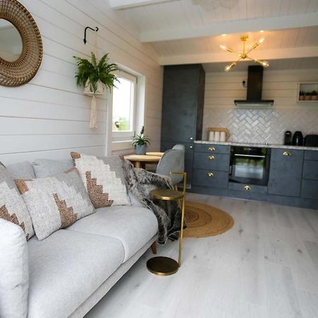 The Paddocks Cabin - Stylish, Cozy & Private Киларни Екстериор снимка
